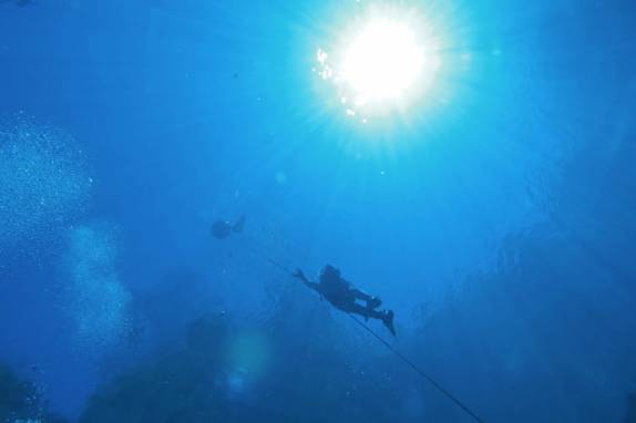 Usando a corda para voltar à superfície, depois de mais um mergulho livre na Lagoa Misteriosa, em Bonito, no Mato Grosso do Sul